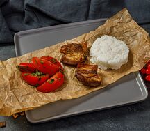 Свиная грудка с рисом и томатами