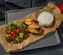 Стейк терпуга с рисом и овощным салатом