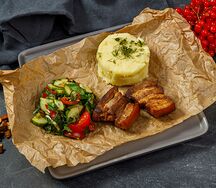 Свиная грудка с пюре и овощным салатом