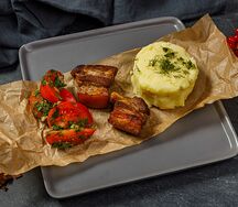 Свиная грудка с пюре и томатами