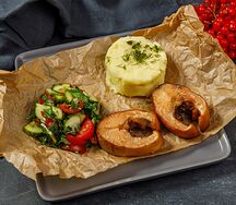 Стейки судака с пюре и овощным салатом