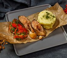 Стейк горбуши с пюре и томатами