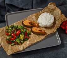 Стейки форели с рисом и овощным салатом