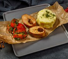 Стейки судака с пюре и томатами