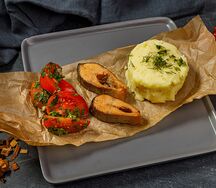 Стейки форели с пюре и томатами