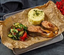 Стейк горбуши с пюре и овощным салатом