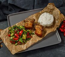 Свиная грудка с рисом и овощным салатом