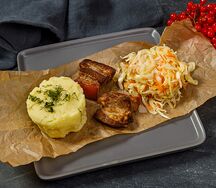 Свиная грудка с пюре и капустным салатом