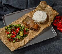 Стейк горбуши с рисом и овощным салатом