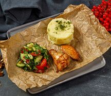 Куриные крылышки с пюре и овощным салатом