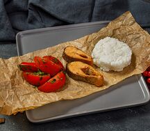 Стейки из форели с рисом и томатами