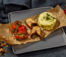 Стейки скумбрии с пюре и томатами