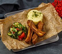 Ребра копченые с пюре и овощным салатом