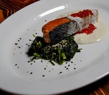 Стейк из кижуча с икорным соусом 