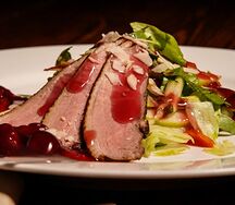 Салат с копченой утиной грудкой и вишневым соусом