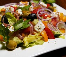 Микс-салат с овощами, маслинами и брынзой