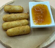 Сырные палочки с фруктовым джемом