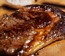 Стейк из мраморной говядины