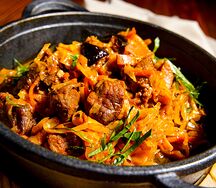 Бигос из кабанчика с черносливом и красным вином