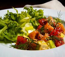 Салат с лососем и авокадо