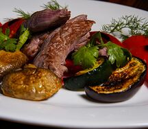 Баранья вырезка с овощами гриль