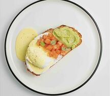 Брускетта со слабосоленым лососем и гуакамоле