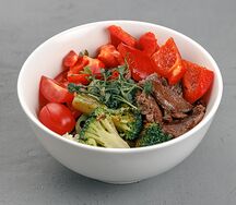 Салат с говядиной и овощами