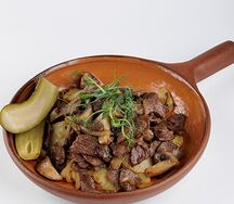 Жареный картофель с говядиной и грибами