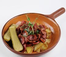 Жареный картофель с колбасками