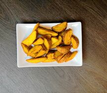 Картофельные дольки с соусом на выбор