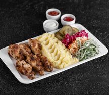 Шашлык из куриных крыльев с гарниром, салатом и соусами