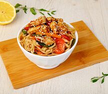Wok с курицей и соусом