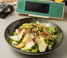 Салат с пармой и грушей