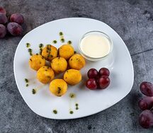 Сырные шарики с соусом дорблю