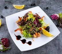Салат с икрой и тигровыми креветками