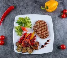 Стейк из говяжьей вырезки с овощами гриль