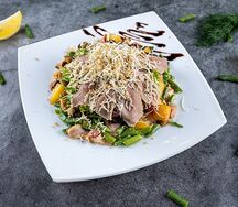Салат с уткой и беконом