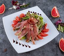 Салат с копчёной утиной грудкой