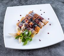 Блинчики с творожным сыром и ягодами фламбе
