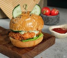 Чикенбургер, картофель по-деревенски и кетчуп