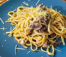 Паста с курицей и грибами