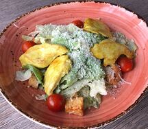Салат Цезарь с курицей