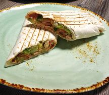 Ролл в лаваше с курицей
