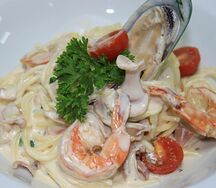 Спагетти с морепродуктами в сливочном соусе