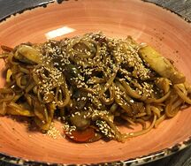 Удон с овощами и курицей