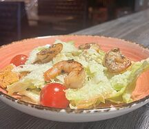 Салат Цезарь с креветками