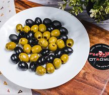 Ассорти из оливок и маслин