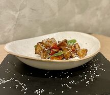 Теплый салат с баклажанами в кисло-сладком соусе