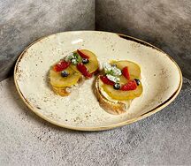 Брускетта с грушей и горгонзолой