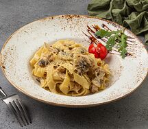 Феттуччине с курицей и грибами в сливочном соусе